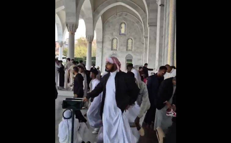 Melike Hatun camisinde bayram namazı sonrası. Yer: Maalesef Türkiye Cumhuriyeti'nin başkenti Ankara - Resim: 15